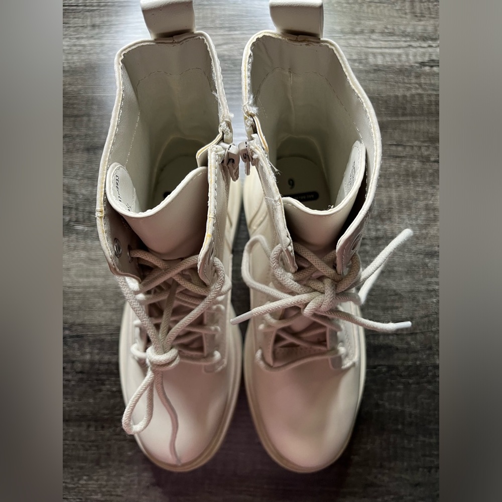 79. Women’s NB combat boot